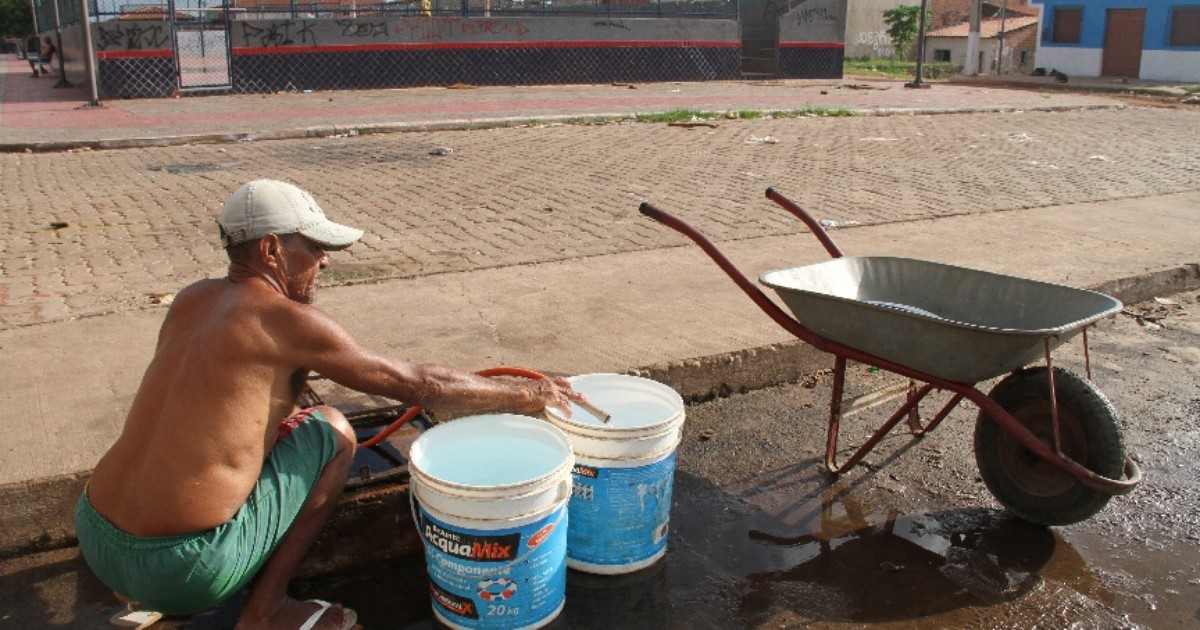 Vazamento em linha adutora deixa mais de 20 bairros sem água em ... - Globo.com