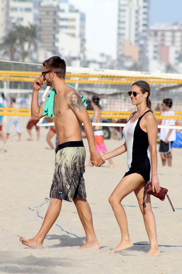 Fernanda Lima e Rodrigo Hilbert na praia (Foto: JC Pereira/AgNews)