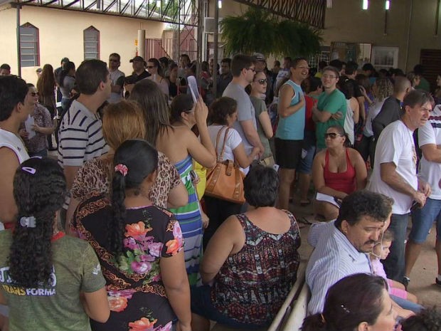 Centenas de pessoas foram até igreja evangélica para se cadastrarem como doadoras de médula (Foto: Reprodução/TV Morena)