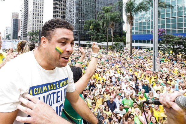 Ronaldo na manifestação em SP (Foto: Vanessa Carvalho / BPP / AGNEWS)