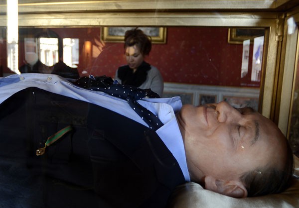 Berlusconi descansa em caixão em obra de arte italiana. (Foto: Filippo Monteforte/AFP)