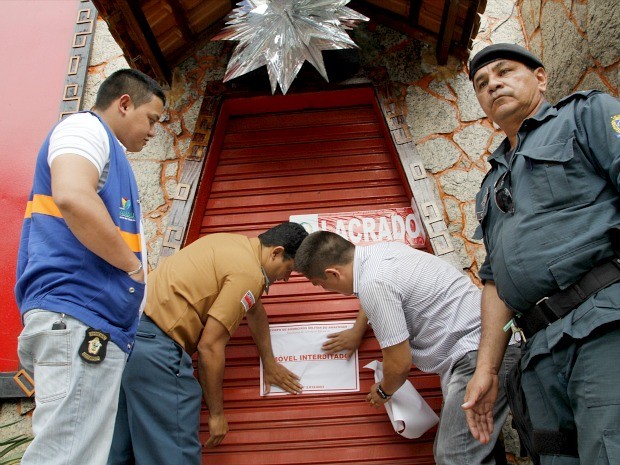 Bar na Praça 14, em Manaus, foi lacrado por três instituições diferentes (Foto: Marinho Ramos/Semcom)