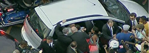 AO VIVO: fiéis cercam carro do Papa (Reprodução/GloboNews)