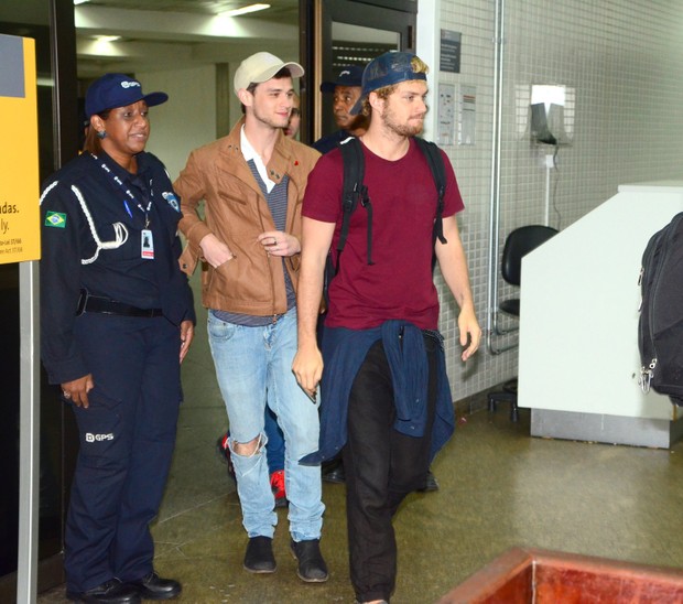 Elenco do 13 Reasons Why e ator Finn Jones desembarcaram em São Paulo (Foto: Eduardo Martins / AGNEWS)