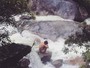 Johnny Massaro fotografa nu em cachoeira