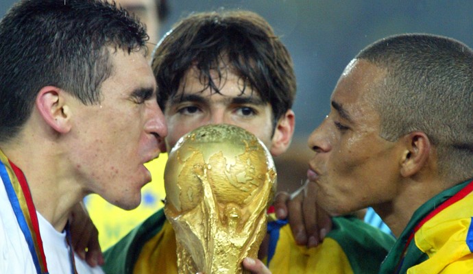 Lúcio comemora título da Copa do Mundo (Foto: GABRIEL BOUYS / AFP)