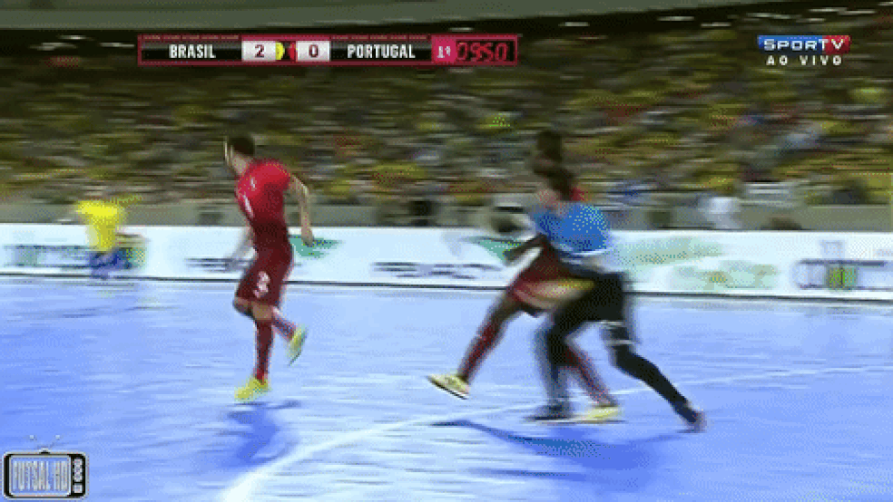 Essa bola contra Portugal em 2015 merecia ter entrado (Foto: Reprodução)
