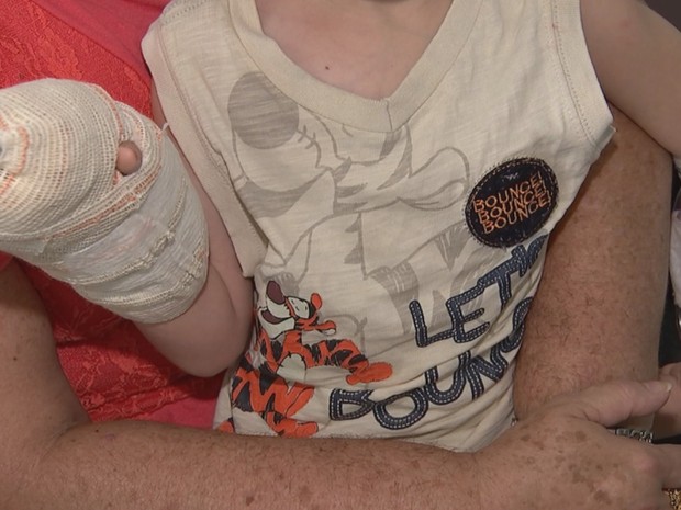 Menino de 3 anos teve fratura no dedo (Foto: Reprodução / TV TEM) Menino de 3 anos teve fratura no dedo (Foto: Reprodução / TV TEM)
