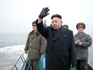 O ditador da coreia do Norte, Kim Jong-un, acena para soldados em um barco durante inspeção de instalações militares próximo à ilha de Taeyonphyong, em foto divulgada nesta quinta-feira (7) (Foto: AFP)