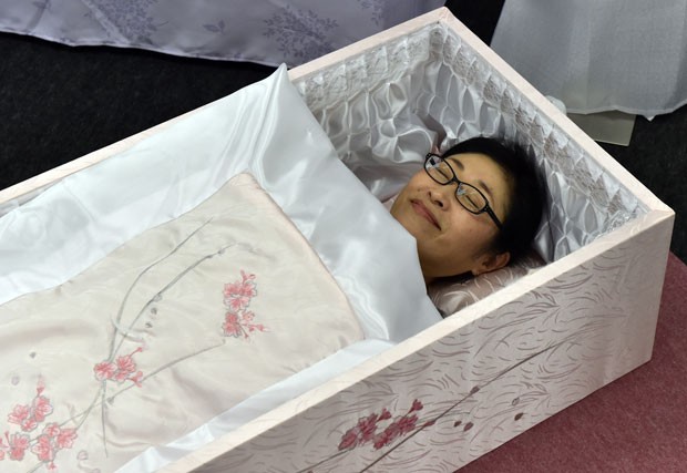 Cerca de 50 empresas exibiram suas novidades e serviços destinados a funerais (Foto: Yoshikazu Tsuno/AFP)
