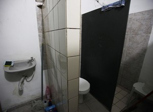 Todas as celas do Romão Gomes têm banheiro próprio, com vaso sanitário e chuveiro quente (Foto: Rogério Cassimiro/ Época)