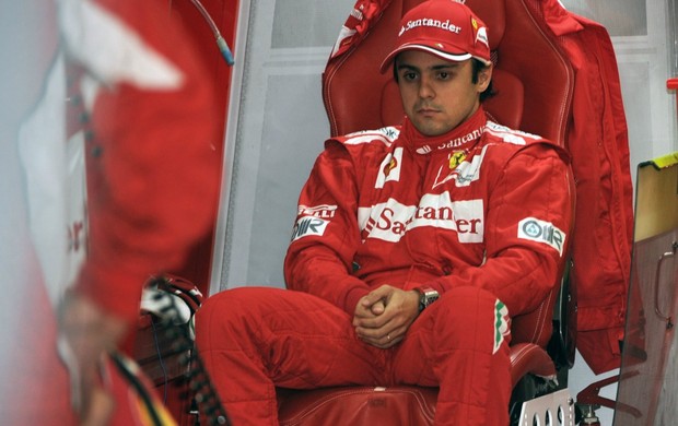 Felipe Massa nos boxes da Ferrari durante o sábado de treinos para o GP da Coreia do Sul (Foto: AFP)