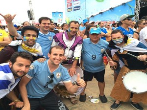 Uruguaios vibram na Fifa Fan Fest, na praia do Forte, em Natal (Foto: Arthur Barbalho/G1)