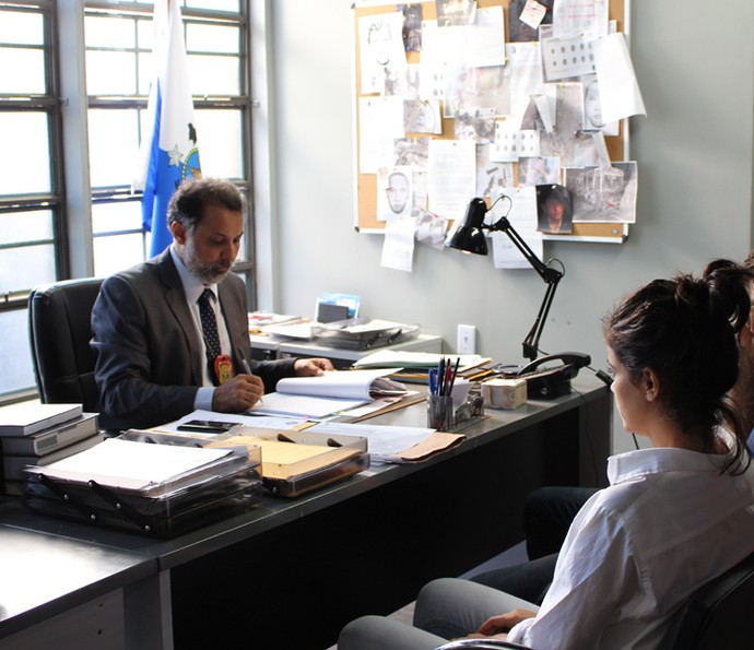 Tóia chega na delegacia para prestar depoimento (Foto: Thaís Dias/ Gshow)