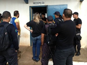 Agentes penitenciários estão sendo impedidos de entrar no presídio Urso Branco desde a tomada das unidades pela Polícia Militar (Foto: Vanessa Vasconcelos/G1)
