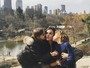 Alessandra Ambrósio posta clique fofo com os filhos em Nova York