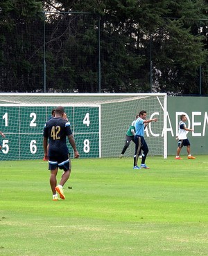 Sem Wendel, Alberto Valentim comanda treino 