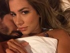 Adriana posta foto na cama com Rodrigão