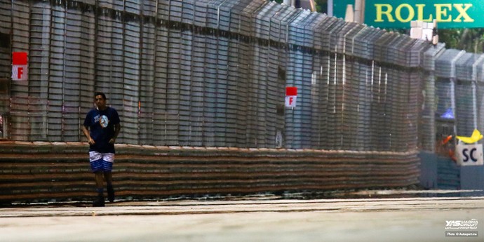 Invasão pedestre GP de Cingapura Fórmula 1 2015 (Foto: Divulgação)