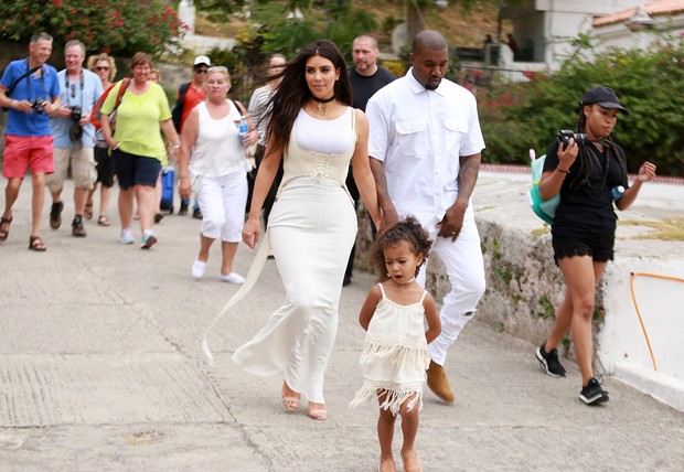 Kim Kardashian visita Cuba com Kanye West, a filha North West, e o resto da família (Foto: Grosby Group)