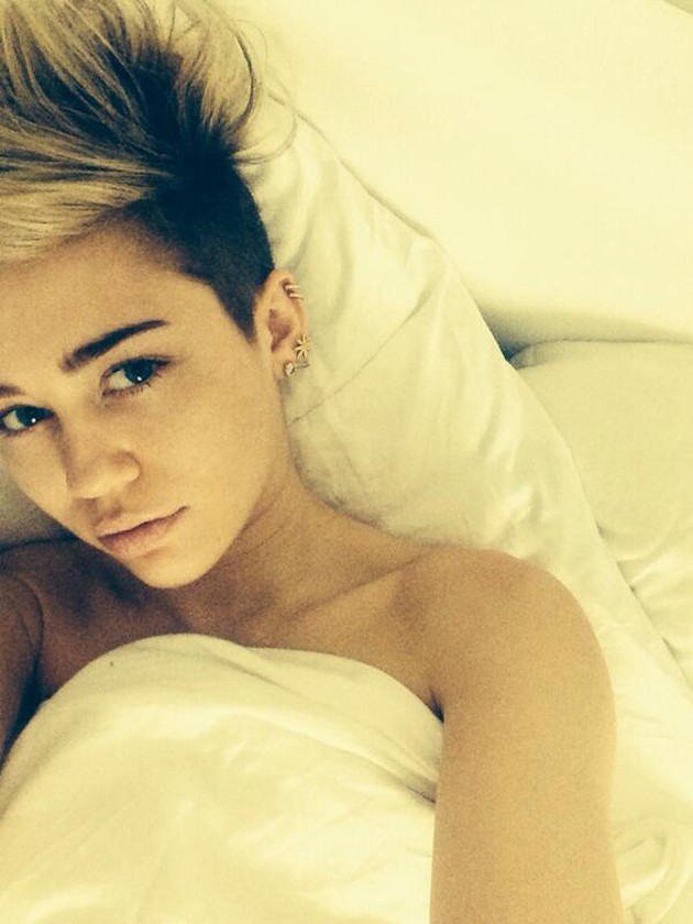 Depois de aniversário, Miley Cyrus posta foto na cama com seus cachorros - miley