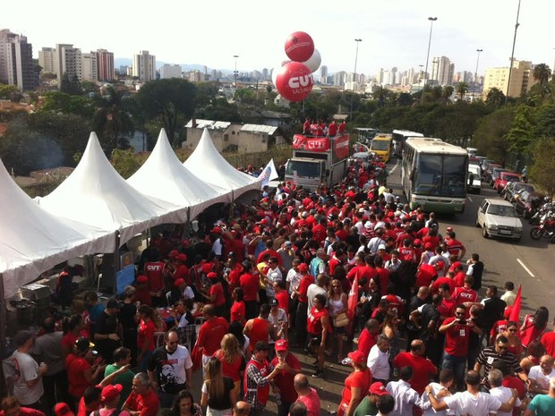 Grupo concentrado em frente ao Instituto Lula, em São Paulo (Foto: Flávia Mantovani/G1)