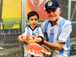 Criança viajou para Porto Alegre com a família (Foto: Fernanda Canofre/G1)