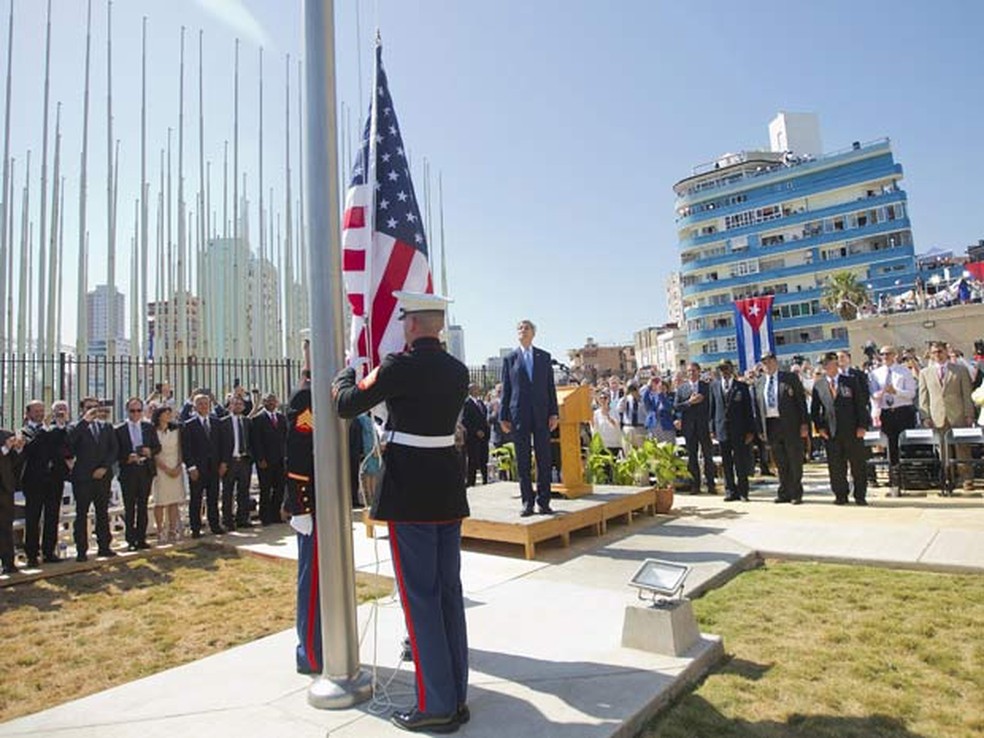 John Kerry observa hasteamento da bandeira dos EUA em frente a embaixada do pa&iacute;s em Havana durante reabertura oficial em agosto de 2015 (Foto:  REUTERS/Pablo Martinez Monsivais/Pool)