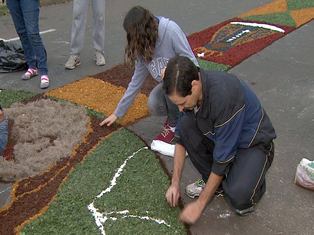 Rui e a filha Raissa montam tapetes de Corpus Christi no Piracicamirim em Piracicaba (Foto: Ronaldo Oliveira/EPTV) Rui e a filha Raissa montam tapetes de Corpus Christi no Piracicamirim em Piracicaba (Foto: Ronaldo Oliveira/EPTV)