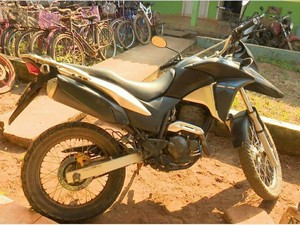 Moto foi levada para delegacia após polícia recuperar (Foto: Rede Amazônica/ Reprodução)
