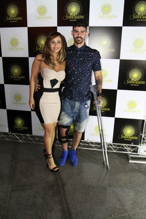 Viviane Araújo e o marido, Radamés, em evento na Zona Oeste do Rio (Foto: Anderson Borde/ Ag. News)