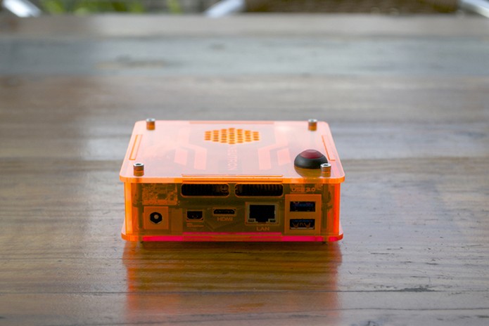 O computador tem as entradas mais comuns de desktops grandes (Foto: Divulgação)