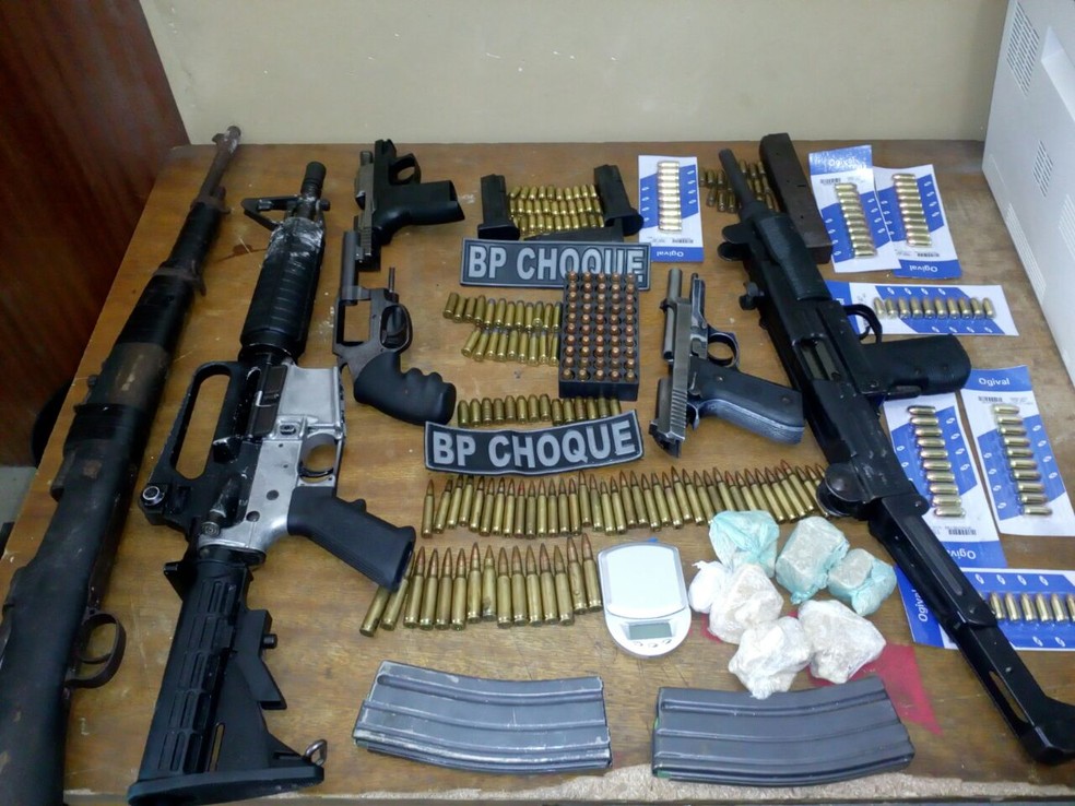 Fuzis, submetralhadora, pistolas e revólver foram apreendidos em operação do BPChoque nesta terça-feira. (Foto: Divulgação / PM)