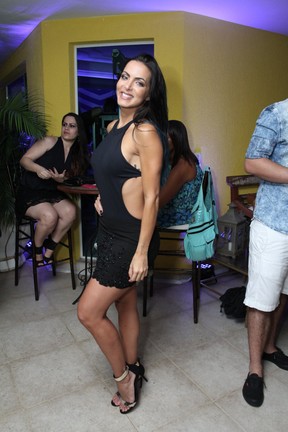 Carla Prata em festa na Zona Oeste do Rio (Foto: Marcos Ferreira/ Brazil News)