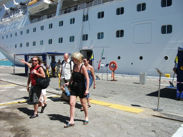 Turistas desembarcam em porto de Maceió (Foto: Waldson Costa/G1)