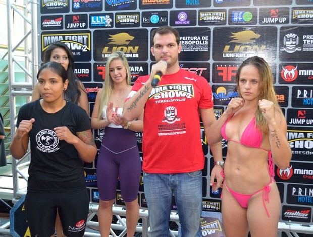 Carina Damm (de biquini) enfrenta Jessica Suellen no MMA Fight Show 2 (Foto: Divulgação/MMA Fight Show 2)