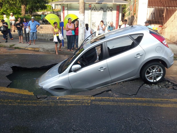 Segundo a Prefeitura do município, uma adutora da Companhia de Saneamento Básico do Estado de São Paulo (Sabesp) rompeu e formou a cratera.  (Foto: Diêgo Andrade de Souza/VC no G1)