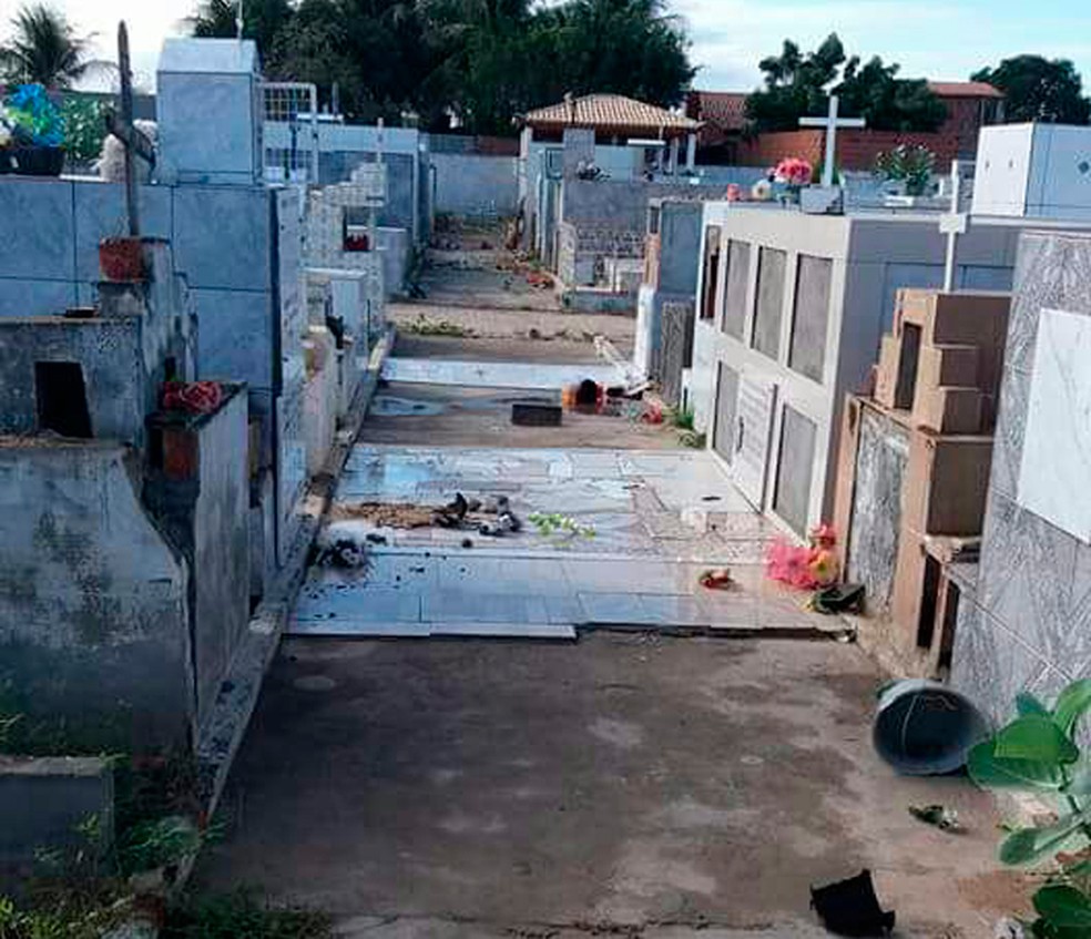 Túmulos foram violados no cemitério de Casa Nova, na Bahia (Foto: Anderson Andrade/Arquivo pessoal)