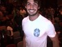 Alexandre Pato posa com camisa da seleção brasileira em evento 