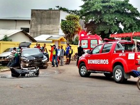 Bombeiros estiveram no local para a retirada da vítima que ficou presa nas ferragens  (Foto: Arquivo pessoal )