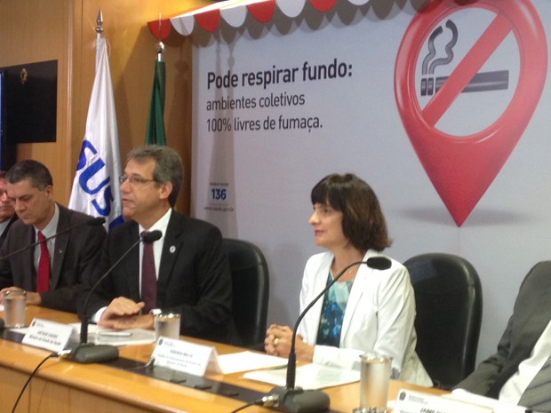 O ministro da Saúde, Arthur Chioro, durante coletiva em Brasília sobre Lei Antifumo (Foto: Natalia Godoy/G1)