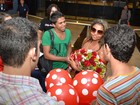Gaby Amarantos é recebida com flores e festa em Recife