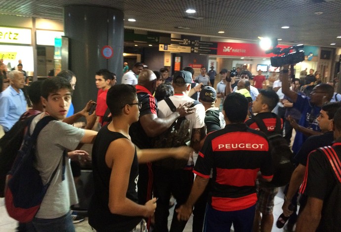 Guerrero é assediado na chegada a Recife (Foto: Ivan Raupp)