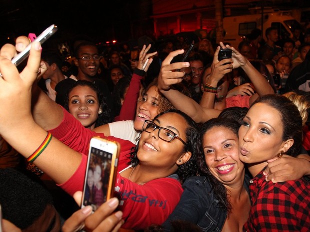 Valesca Popozuda posa com fãs antes de show no Complexo do Alemão, no Rio (Foto: Francisco Silva/ Ag. News)