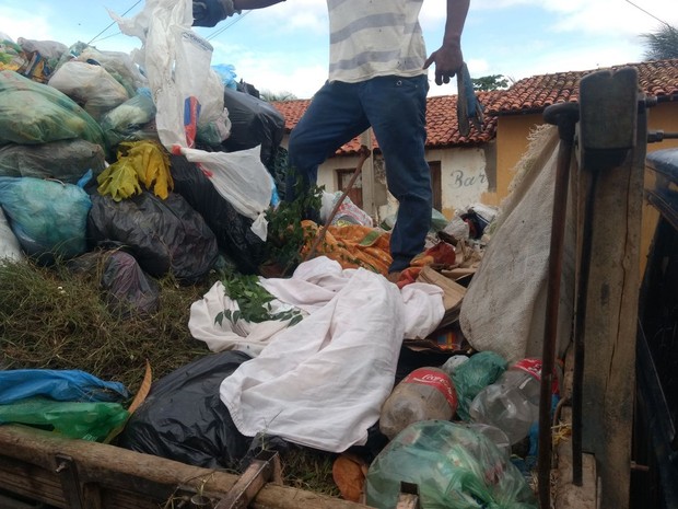 Local onde bebê foi encontrado pela equipe de limpeza em São Miguel do Tapuio (Foto: Divulgação/PM)