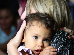 Cláudia Cavalcanti reencontra filha Júlia no Aeroporto do Recife (Foto: Marlon Costa/Pernambuco Press)