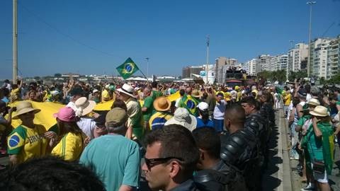 Manifestantes se reúnem na Praia de Copacabana, no Rio de Janeiro (Foto: Cristina Grillo)