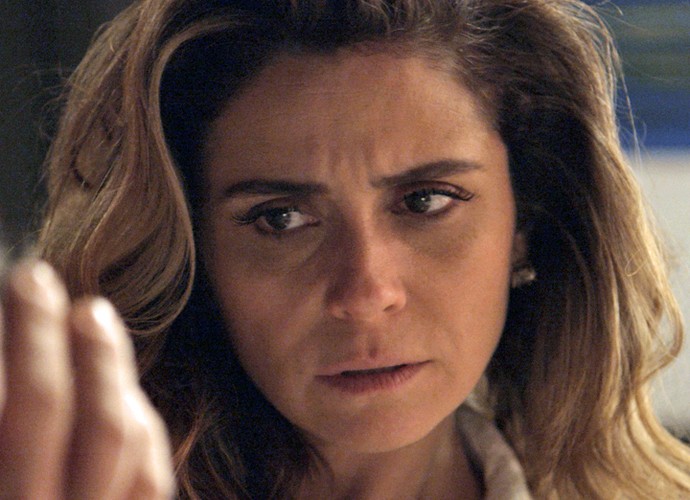 Atena acompanha a linha de raciocínio de Romero (Foto: TV Globo) Atena acompanha a linha de raciocínio de Romero (Foto: TV Globo)