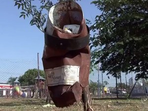 Em praça da avenida Mirassolândia tem lixeira destruída faz tempo e nunca foi substituída (Foto: Reprodução/TV TEM) Em praça da avenida Mirassolândia tem lixeira destruída faz tempo e nunca foi substituída (Foto: Reprodução/TV TEM)