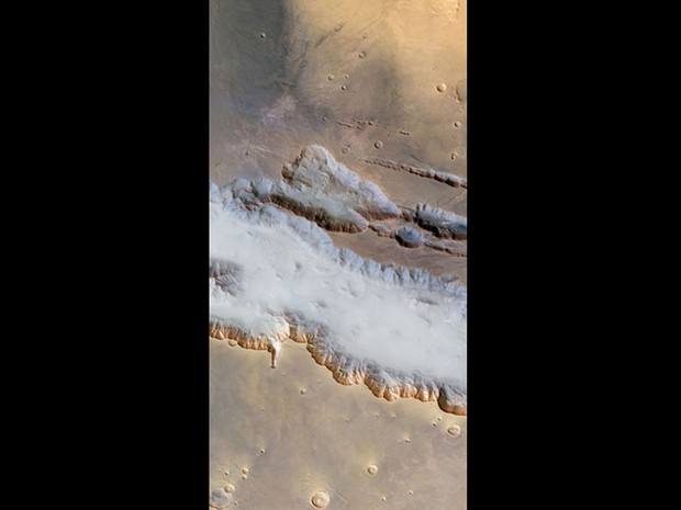 A imagem mostra o maior conjunto de cânions do Sistema Solar, localizado em Marte. O agrupamento é tão largo quanto a Austrália e tem quase 4 mil quilômetros de comprimento. Uma névoa ocupa o fundo do cânion, que tem mais de 6,5 kms de profundidade (Foto: ESA/Rosetta/Caltech/Michael Benson/Kinetikon Pictures)